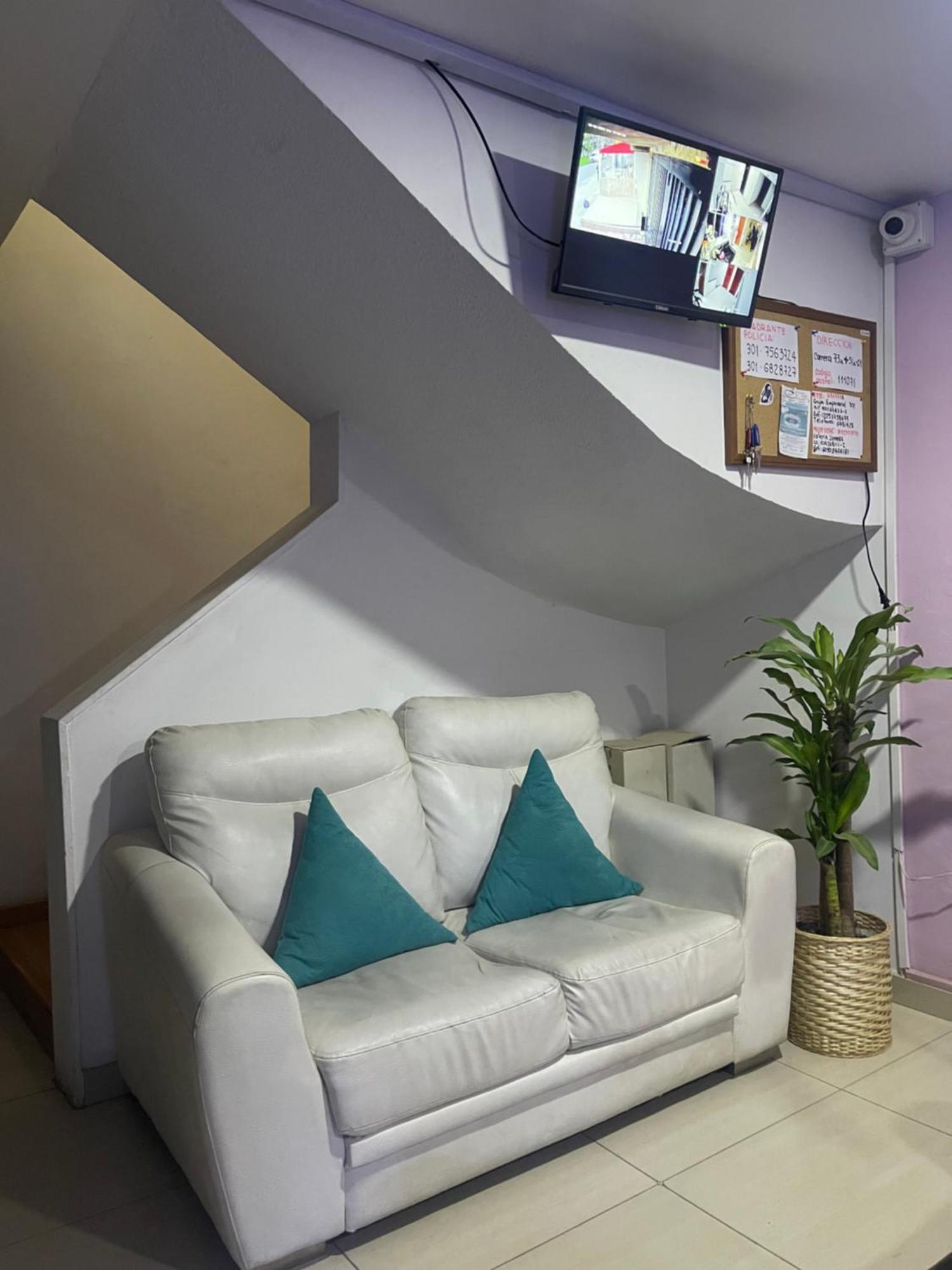 A 5 Minutos Del Aeropuerto El Dorado Homestay